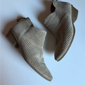 Reaction Kenneth Cole Beige Perforated‎ Ankle Booties 8.5